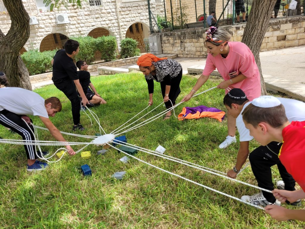 תלמידים משתפים פעולה בתחנת המבוך במסגרת סדנת אל עצמי