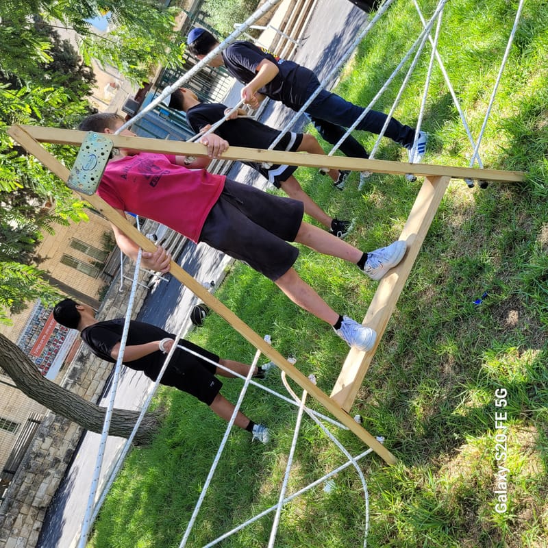 משתתפים בפעילות ODT בתחנת אלפא המפתחת מיומנויות מנהיגות