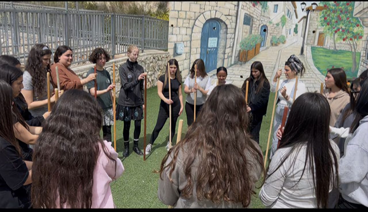 קבוצת תלמידים משתתפת בתחנת ODT לפיתוח ריכוז וקשב