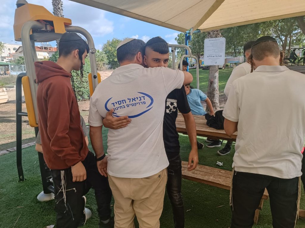 דניאל חסיד מחבק תלמיד בסיום פעילות ODT – חיבור רגשי ותמיכה בתקופה של חוסר ודאות